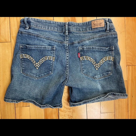 Levi’s denim midi short with embroidery. Size 7 - Picture 3 of 4